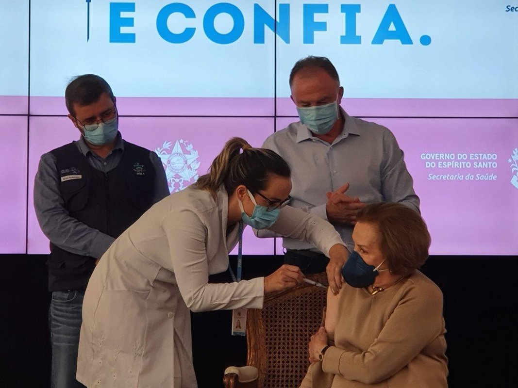 “Não aguentava mais ficar em casa. Agora posso voltar a trabalhar”, diz dona Hilda Gabas, 92 anos, após ser vacinada contra a Covid-19