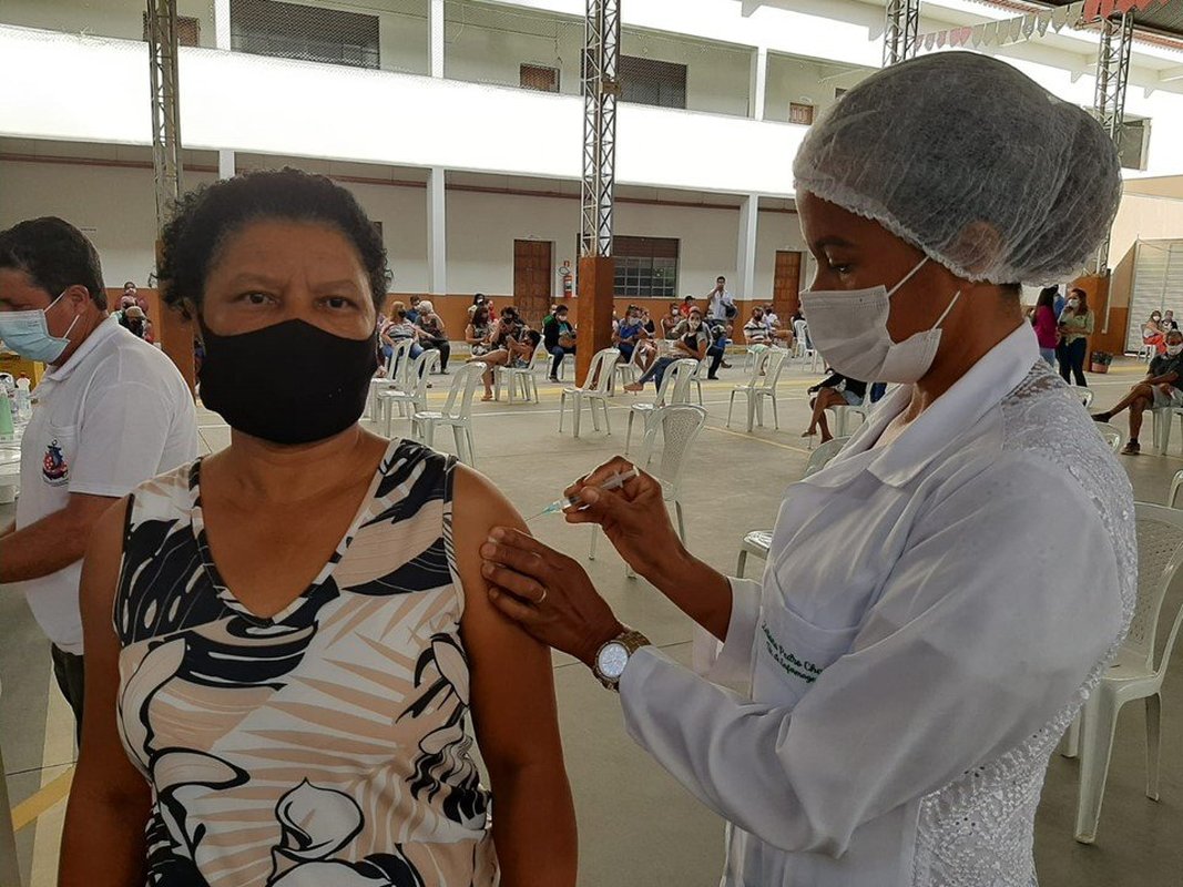 Pesquisa do Instituto Paraná: 72,5% dos brasileiros ignoram Bolsonaro e defendem a obrigatoriedade da vacina contra a Covid