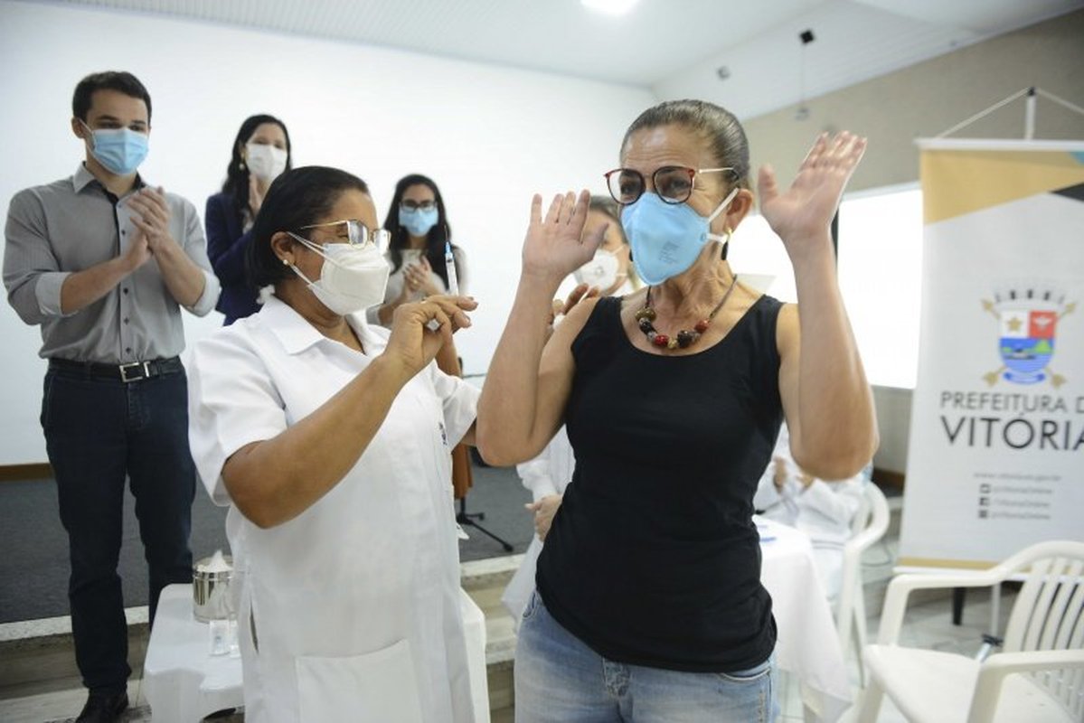 Vitória da vacina: 97% dos profissionais que atuam nas escolas receberam 1ª dose