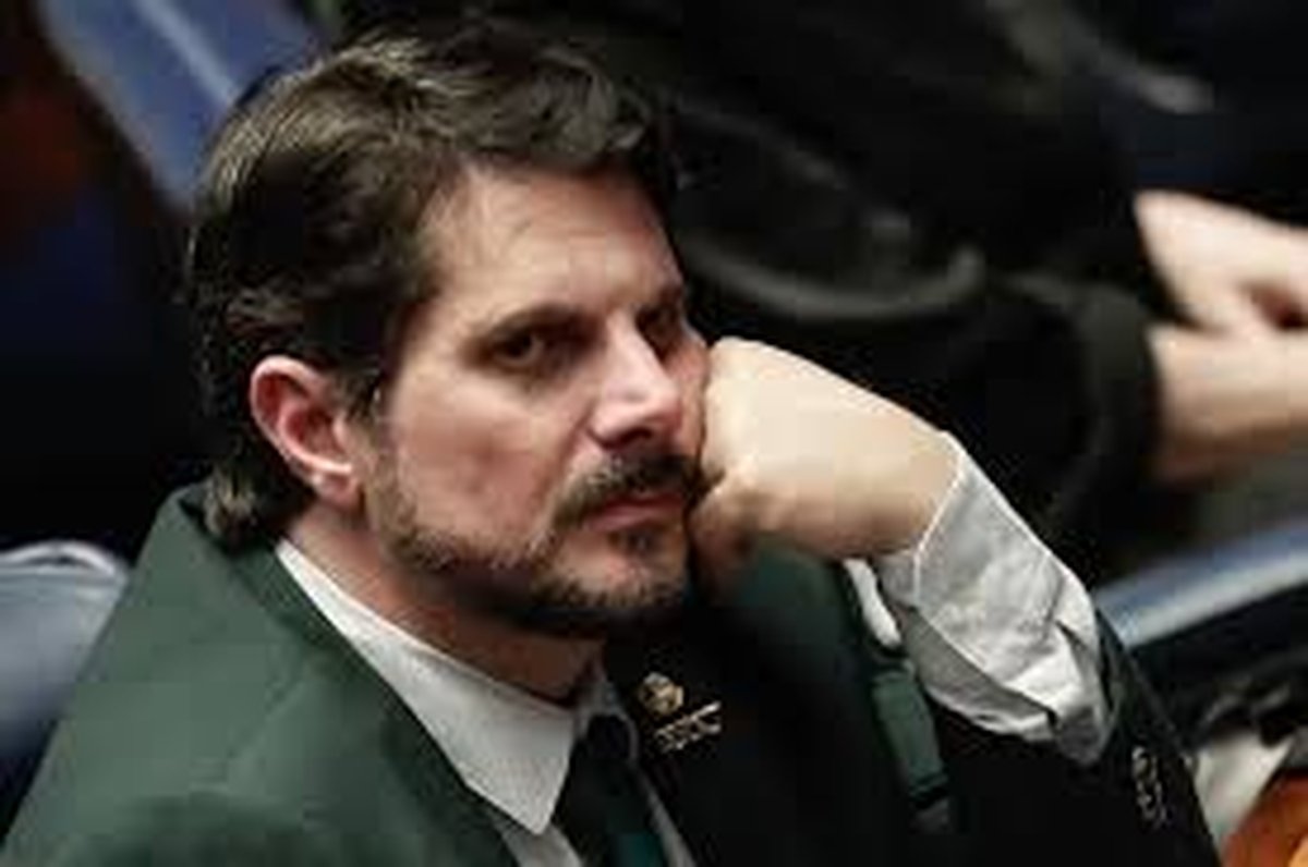 Senador capixaba ataca delegado que investiga Bolsonaro, causa indignação na Polícia Federal e vai ser processado