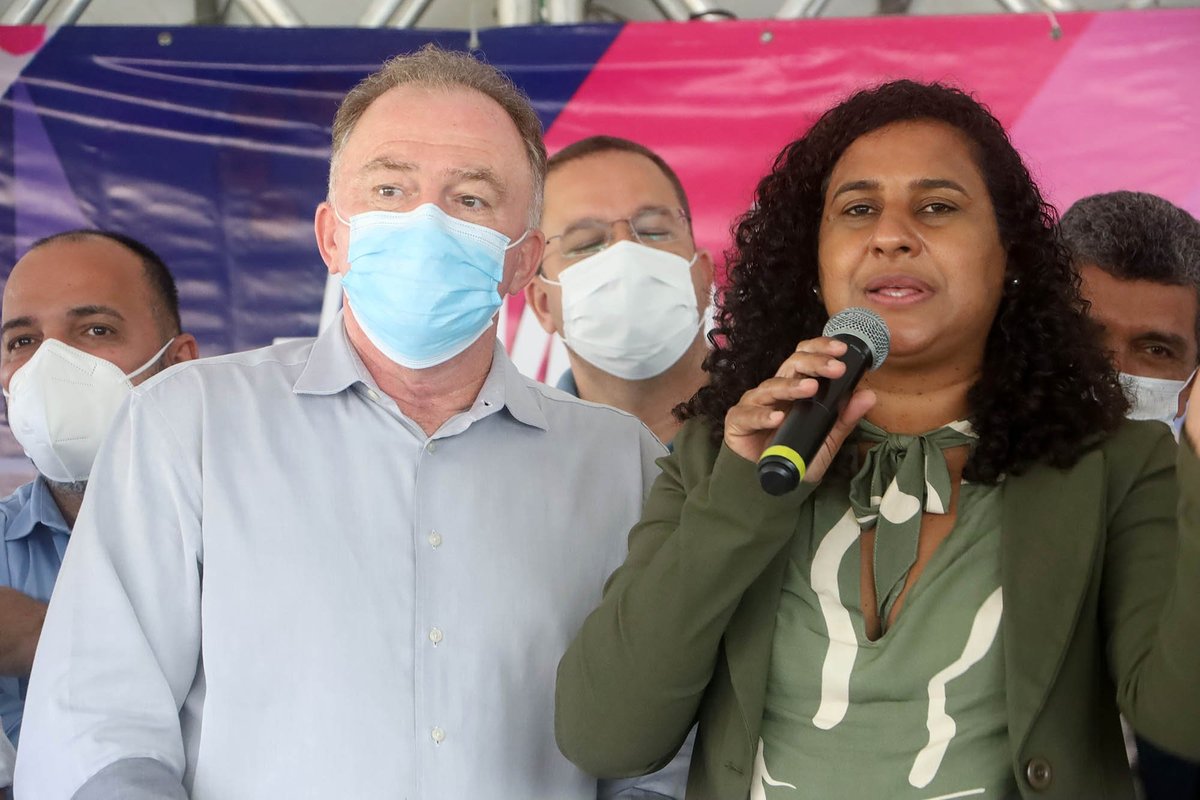 Casagrande assina decreto que garante distribuição de absorventes a alunas em vulnerabilidade social
