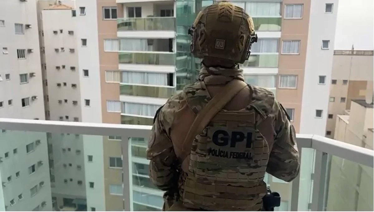 Oficiais Investigadores de Polícia do Departamento de Narcóticos acusados de devolver drogas apreendidas para traficantes