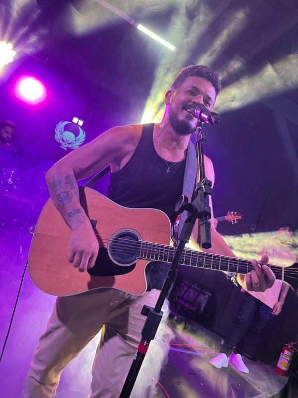 Cantor capixaba terá um 2024 com muitas baladas: O voo de Victor Rosa vai além da ‘Cidade Linda’