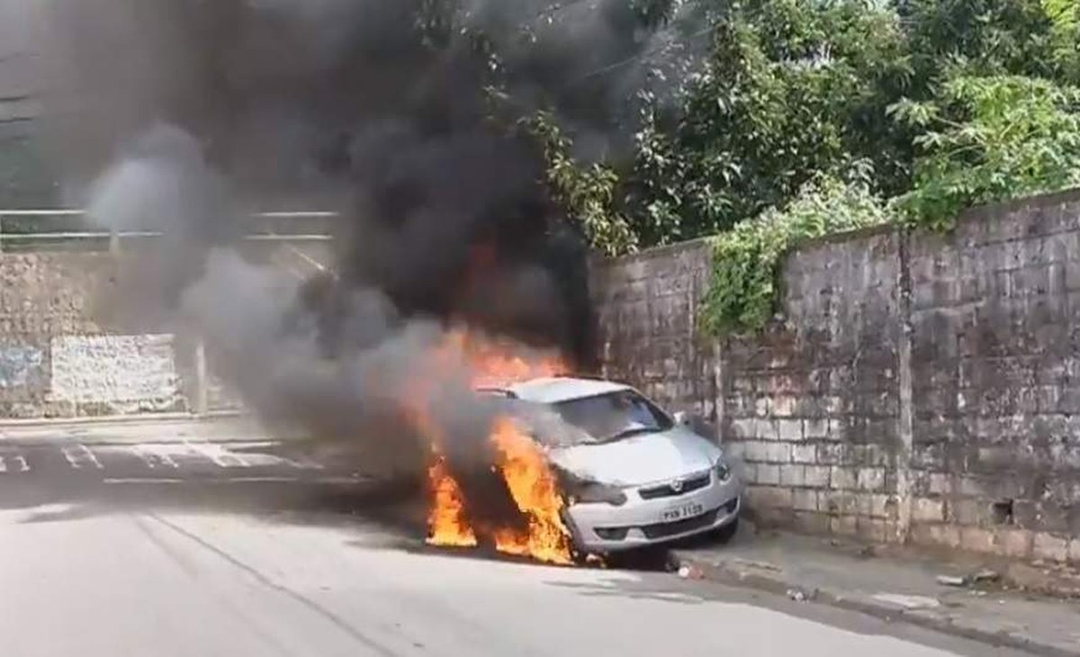 Criminosos incendeiam carro de reportagem da TV Vitória próximo à Divisão de Patrimônio