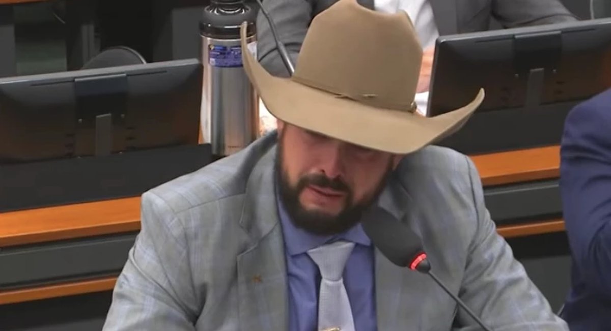 Deputado machão chora ao vivo em sessão da Câmara Federal