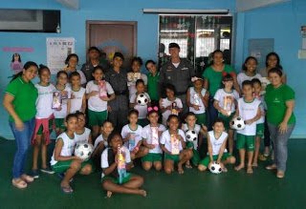 Academia de Polícia Militar  distribui mais de mil brinquedos para crianças no Espírito Santo
