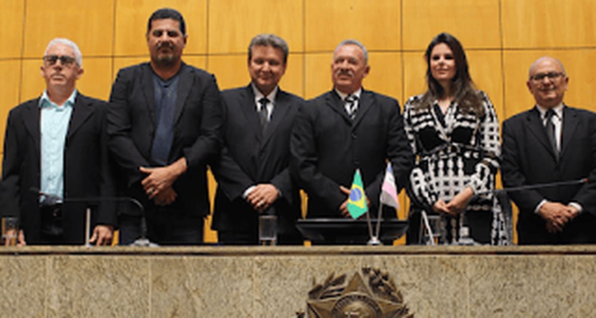 DIRETOR DO SINDIPOL, ALOÍSIO FAJARDO COBRA DO GOVERNO  “DESENGAVETAMENTO” DE PROJETO DE LEI SOBRE ISONOMIA: Euclério Sampaio e Gilsinho Lopes prestam homenagem a policiais civis na Assembleia Legislat
