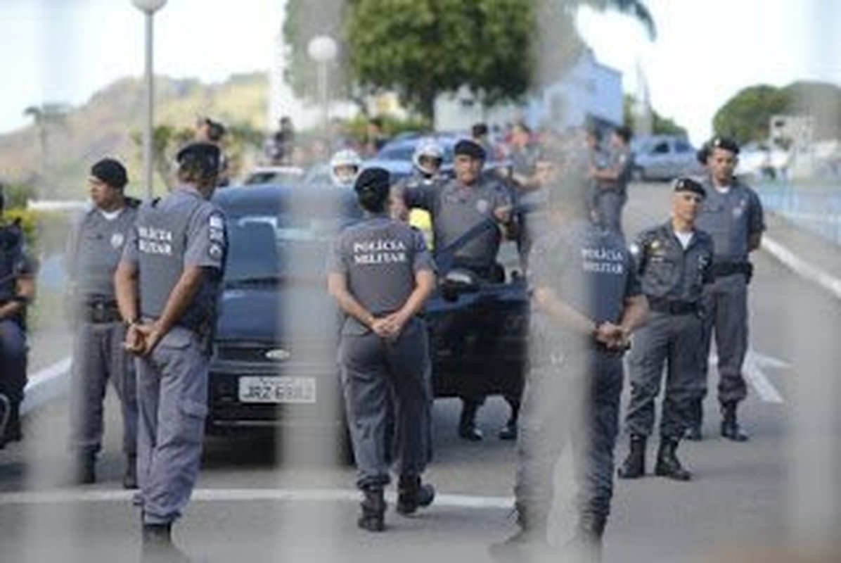 AS DIFERENÇAS DA "GREVE" DOS POLICIAIS HÁ 14 ANOS ATRÁS COM O MOVIMENTO DE HOJE: Militares suspenderam aquartelamento em 2003 para dar voto de confiança ao governo e foram anistiados por  Paulo Hartun