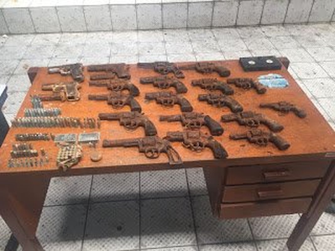 Polícia Militar do Espírito Santo encontra cofres abandonados no meio da rua com armas e farta munição
