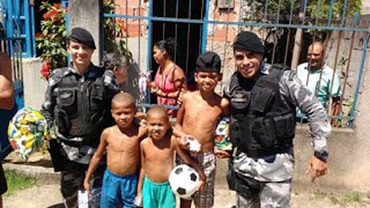 Tropa de Elite da PM faz a alegria de crianças da Serra com doação de brinquedos no Dia de Natal