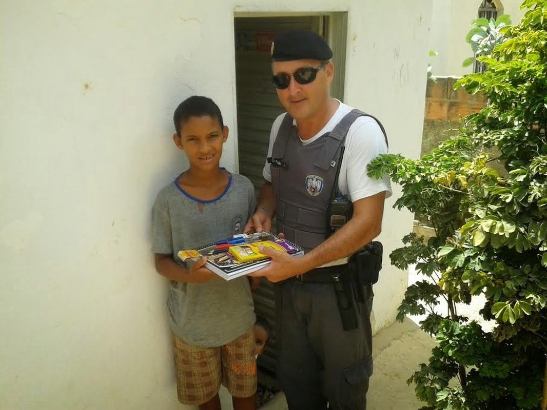UM GESTO DE SOLIDARIEDADE: Policiais militares doam material escolar para garoto de 12 anos estudar no Espírito Santo