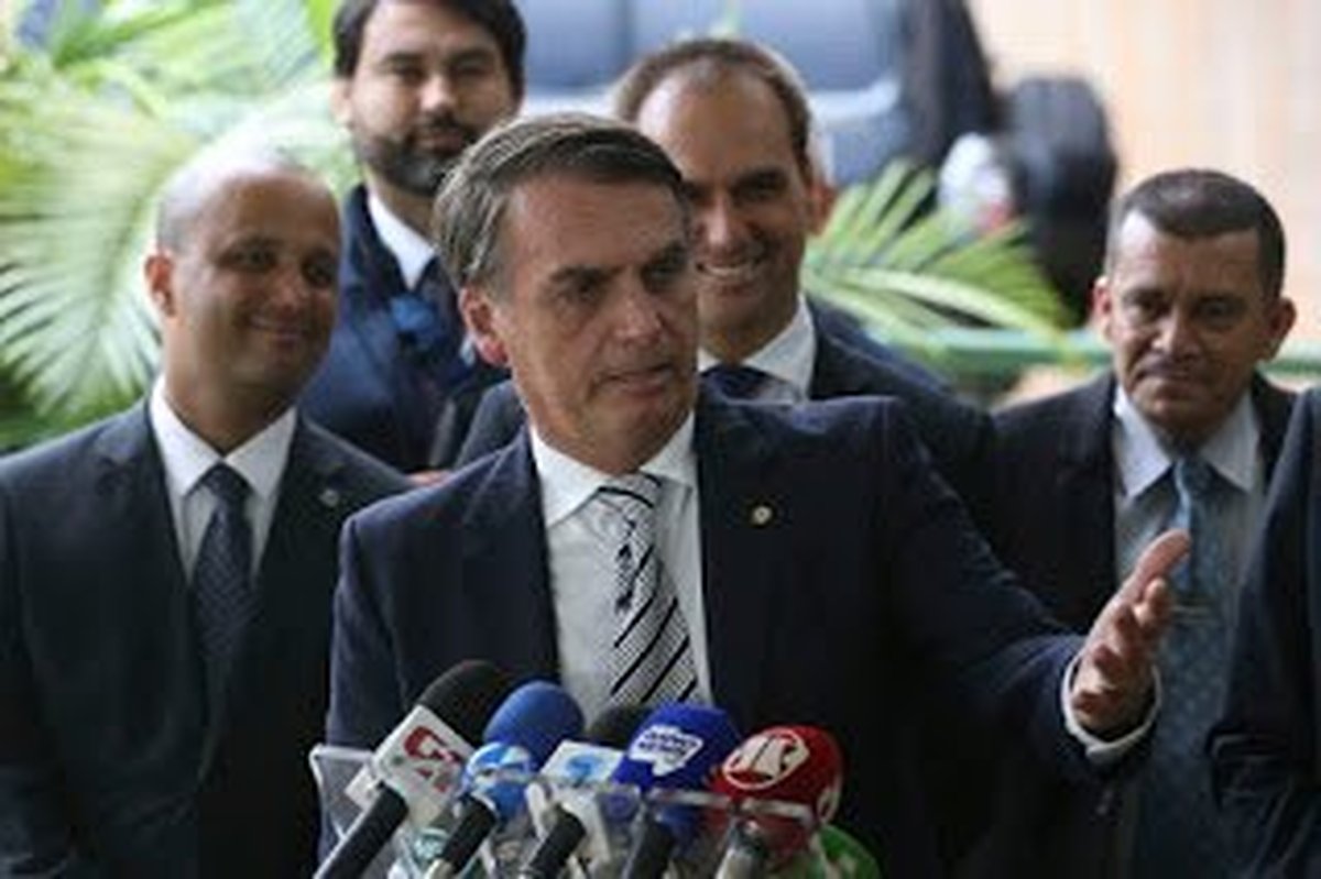 MÍDIA PREFERIU COBRAR DO CAPITÃO “PORQUE ELE NÃO GOSTA DE GAYS E DE BANDIDOS”: Reforma da Previdência ficou fora do discurso do candidato Bolsonaro