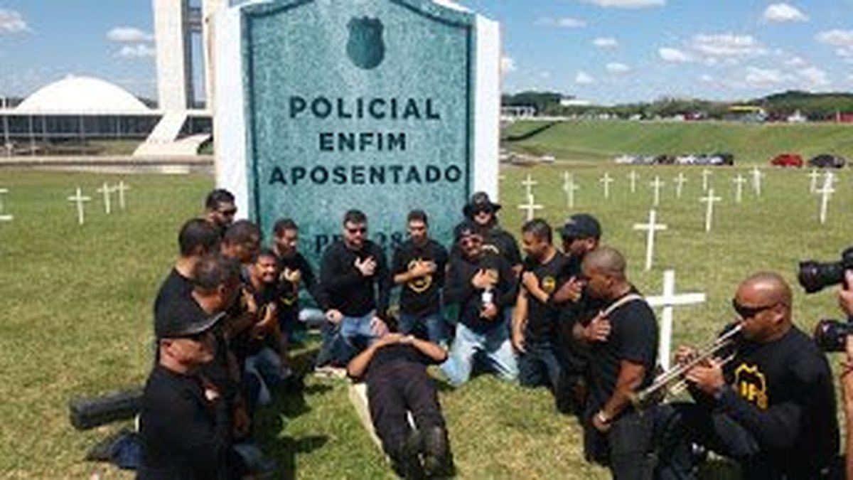 “TEREMOS FARRAPOS HUMANOS TRABALHANDO NA FASE IDOSA DA VIDA NA POLÍCIA FEDERAL E NOS DEMAIS ÓRGÃOS DE SEGURANÇA PÚBLICA”, LAMENTA DIRETORA DA ADPF: Policiais de todo o Brasil fazem manifestação em Bra