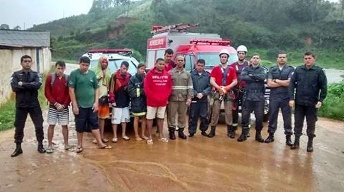 O relato do militar que ajudou a resgatar e a salvar a vida de sete jovens em cachoeira no Espírito Santo