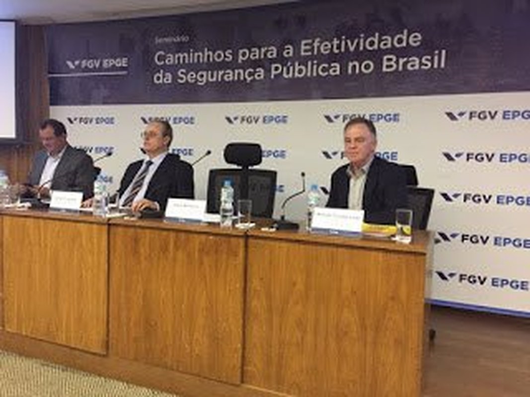 EM PALESTRA NA FGV, RENATO CASAGRANDE LEMBRA QUE DEIXOU A SEGURANÇA PÚBLICA MODERNIZADA, ORGANIZADA E ESTRUTURADA, MAS HOJE O MEDO É PRESENÇA CONSTANTE NO COTIDIANO DAS FAMÍLIAS CAPIXABAS