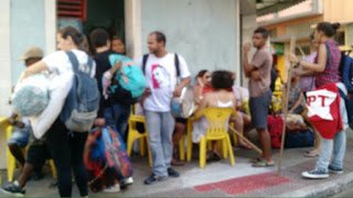 GRUPOS PRÓ-DILMA FAZEM MANIFESTAÇÃO VIOLENTA EM VITÓRIA: Tropa de Choque demora a agir, manifestantes agridem jornalistas e comemoram fim do vandalismo em boteco no Centro