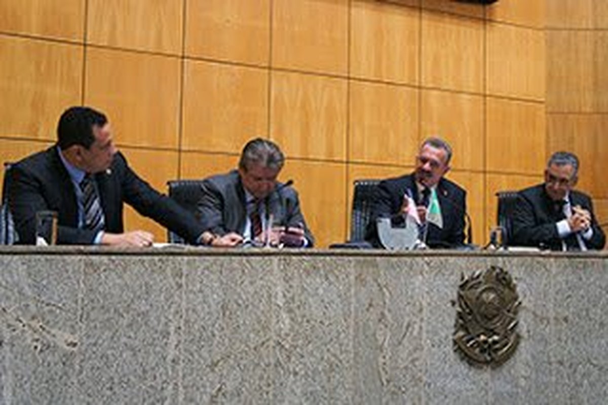 O PARLAMENTO DEVERIA DISCUTIR O TEMA COM A SOCIEDADE E JURISTAS, PONDERA MAJOR ROGÉRIO: Clube dos Oficiais reage à decisão da Comissão de Segurança da Assembleia Legislativa de impedir que PM Ambienta