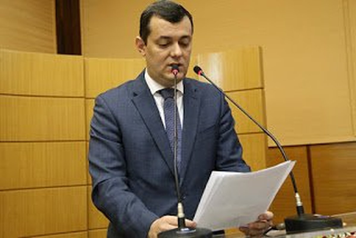 Juiz capixaba que em sentença reconheceu o valor dos professores brasileiros recebe título de cidadão sergipano