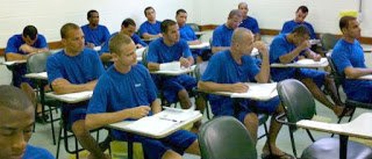Sistema prisional capixaba é considerado modelo, mas governo corta transporte e inspetores penitenciários, psicólogas, assistentes sociais e educadores são obrigados a se deslocar mais de 30 quilômetr