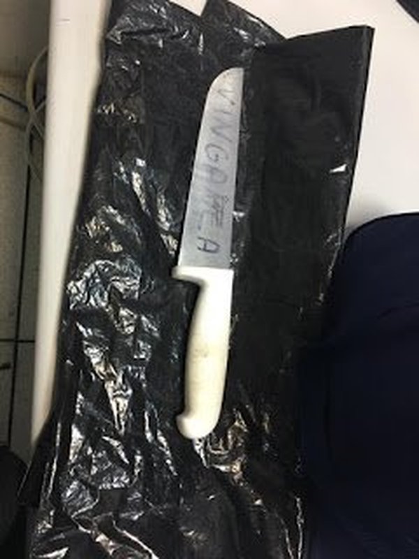 MAGISTRADA FOI ESCOLTADA PELA POLÍCIA ATÉ O LOCAL DE TRABALHO NO MOMENTO EM QUE SUSPEITO ARMADO ERA PRESO: Juíza é ameaçada de morte e homem tenta entrar armado com faca de açougueiro no Fórum de Vila