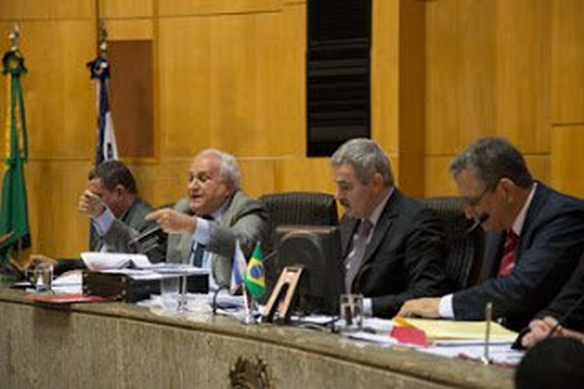 OAB E IGREJA LAVAM AS MÃOS E SE CALAM: Assembleia Legislativa tenta destruir e desmoralizar a Justiça e a Polícia Civil do Espírito Santo