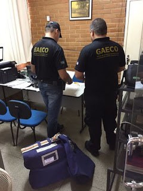 MINISTÉRIO PÚBLICO FAZ OPERAÇÃO PARA INVESTIGAR CRIMES DE FALSIDADE DOCUMENTAL NA SECRETARIA DE EDUCAÇÃO DE NOVA VENÉCIA: Secretária e professores são suspeitos de falsificar documentos para prejudica