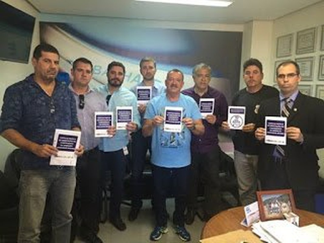 Gilsinho Lopes posa ao lado de dirigentes de classe dos policiais civis e ouve explicação sobre ‘Cartilha de Orientações no Cumprimento da Operação Legalidade Máxima’