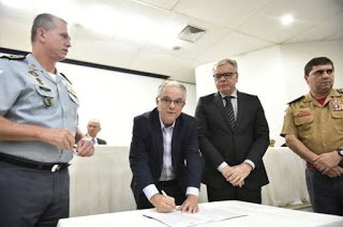 MELHORIA NO ATENDIMENTO DO HOSPITAL ERA UMA DAS REIVINDICAÇÕES DAS LIDERANÇAS DA “GREVE” DOS POLICIAIS: Governador e militares formalizam termo para a reestruturação do HPM