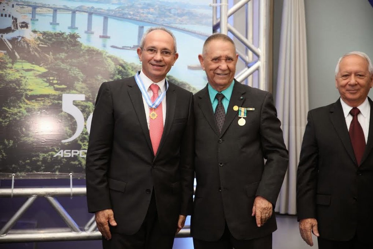 Governador elogia oficiais por discutir ‘segurança pública e defesa social’ e recebe ‘Comenda 50 Anos da Aspomires’