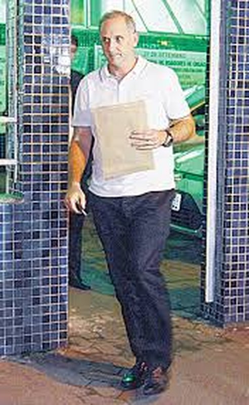 HILÁRIO FRASSON TEVE APROVAÇÃO NO CURSO DE CAPACITAÇÃO EM SUBMETRALHADORA, CARABINA E ESPINGARDA HOMOLOGADA NO DIA DA MORTE DA EX-MULHER: Ex-marido da médica assassinada trabalha no Gabinete da Chefia
