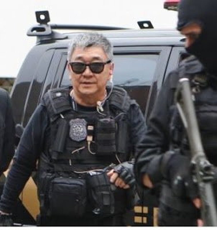 ELE CONDUZ À CADEIA OS ACUSADOS DE DESVIAR BILHÕES DA PETROBRAS: Japonês da Federal tem 40 anos de serviços na Polícia Federal e recebe menos de 10 mil reais por mês