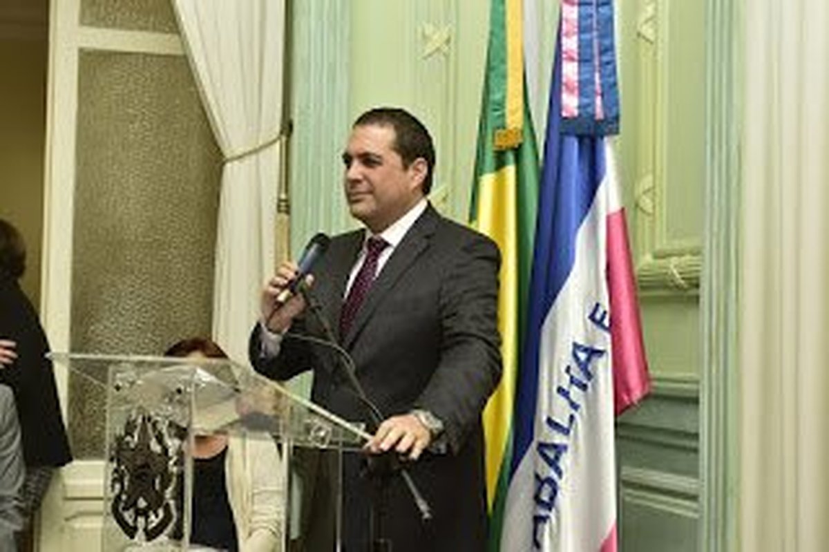 PROFESSOR JÚLIO POMPEU FALA DOS PROGRAMAS QUE BUSCAM GARANTIR A PRESENÇA DOS JOVENS NAS ESCOLAS E LONGE DO CRIME: Governo quer que as ações do Ocupação Social se transformem em Política de Estado