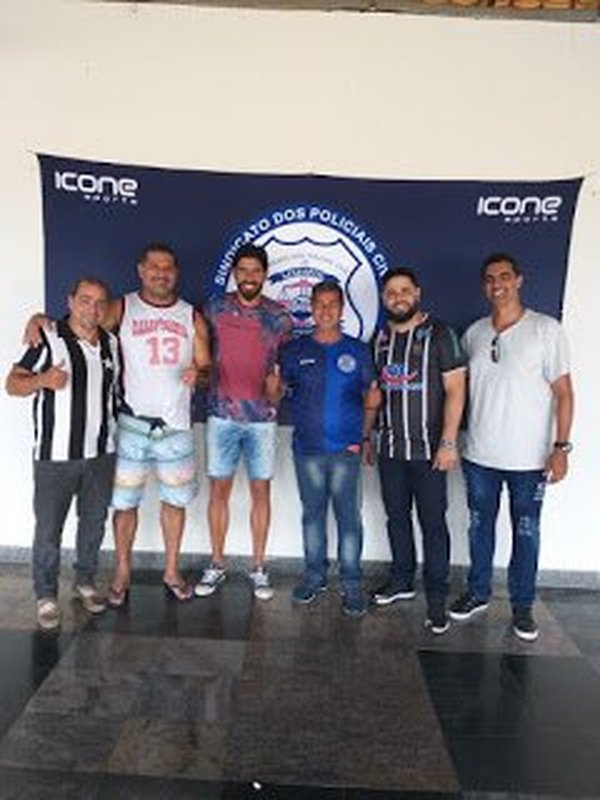 Loco Abreu treina no campo do Sindipol e faz a alegria dos torcedores