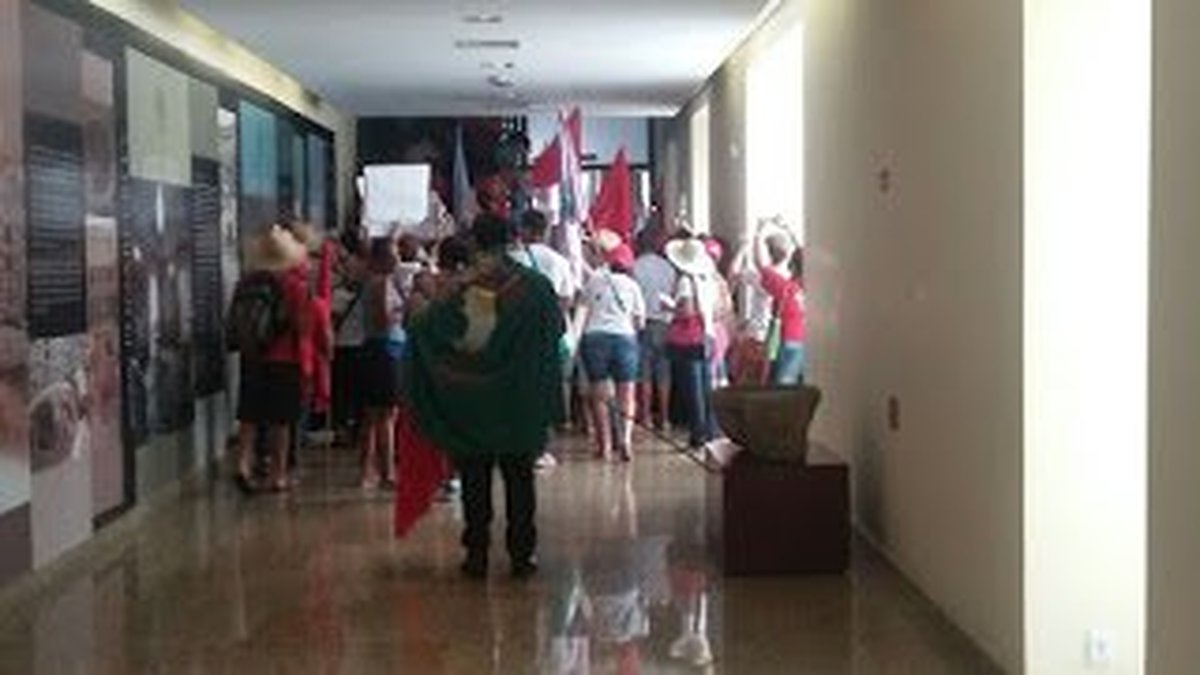 MST invade o Palácio Anchieta