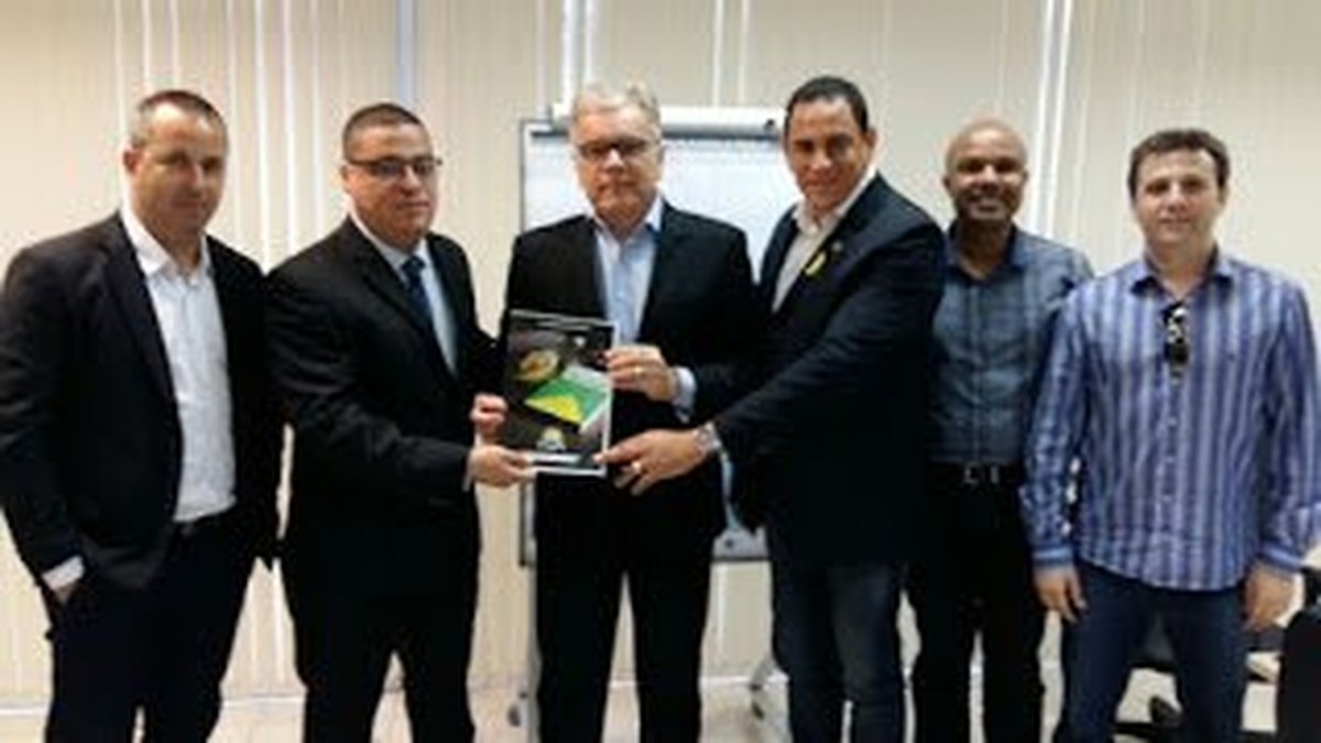 Clube dos Oficiais entrega ao secretário da Segurança anteprojeto que exige curso de bacharelato em Direito para futuros oficiais da PM e do Corpo de Bombeiros