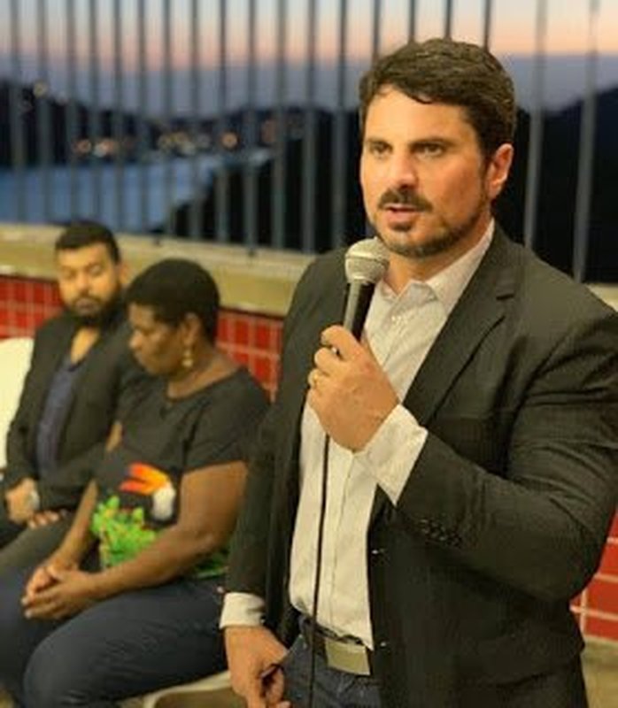 Justiça capixaba manda filho de Bolsonaro retirar do Twitter notícia falsa contra senador eleito Marcos Do Val