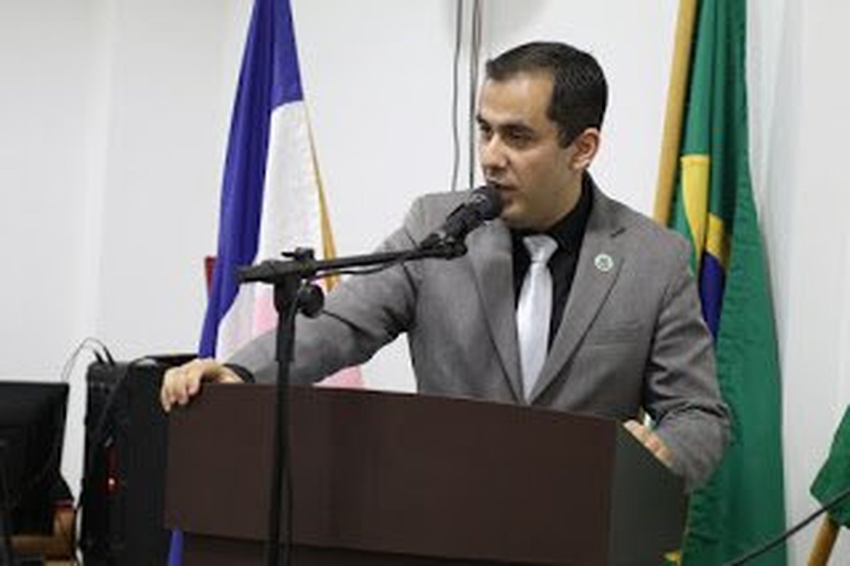 DEPUTADO, QUE DESRESPEITOU A PM E TRATOU COM IRONIA SOLDADO EXECUTADO POR TRAFICANTES, RECEBEU HOMENAGEM DA PRESIDÊNCIA DA CÂMARA MUNICIPAL DE VIANA: Amaro Neto “foge” antes de ser “sapecado” pelo ver