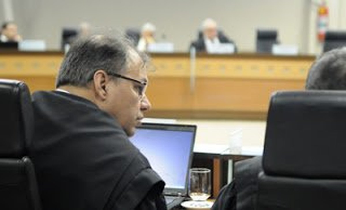 DESEMBARGADOR VOLTA A CITAR ACÓRDÃO QUE DIZ QUE SOMENTE O SINDIPOL É O LEGÍTIMO REPRESENTANTE DOS POLICIAIS CIVIS CAPIXABAS: Tribunal de Justiça acolhe pedido da Procuradoria Geral do Estado e cassa l