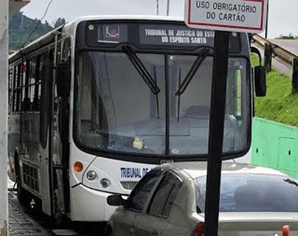 Falta de estrutura do Fórum de Fundão obriga Corregedoria do Tribunal de Justiça a realizar trabalho de correição dentro de ônibus