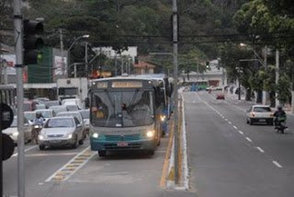 EXCLUSIVO: Vitória vai multar motoristas que invadirem faixa exclusiva para ônibus por meio de videomonitoramento