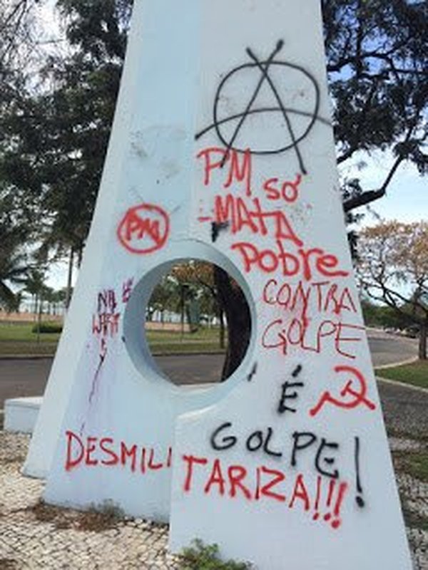 MANIFESTANTES EM FAVOR DA DILMA E DO PT ATACARAM MONUMENTO EM HOMENAGEM À POLÍCIA MILITAR: “A democracia é o respeito de se conviver com as diferenças e as oposições”, afirma presidente do Clube dos O