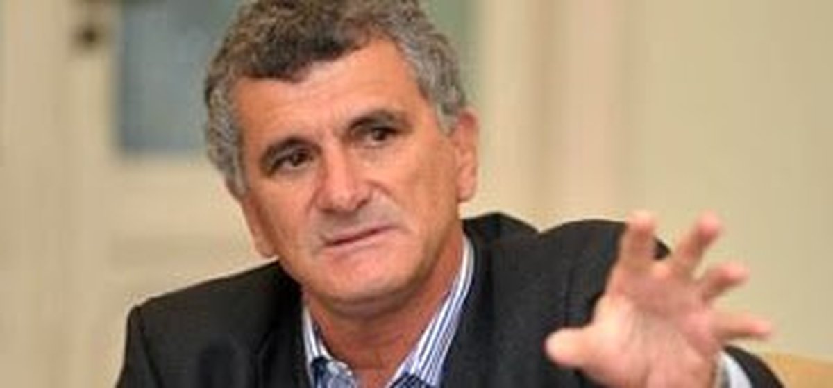 SECRETÁRIO PAULO RUY É ACUSADO DE MANDAR REDUZIR AS ESPESSURAS DAS GALERIAS: Mudança no projeto original está provocando afundamento de 120 metros na Avenida Leitão da Silva