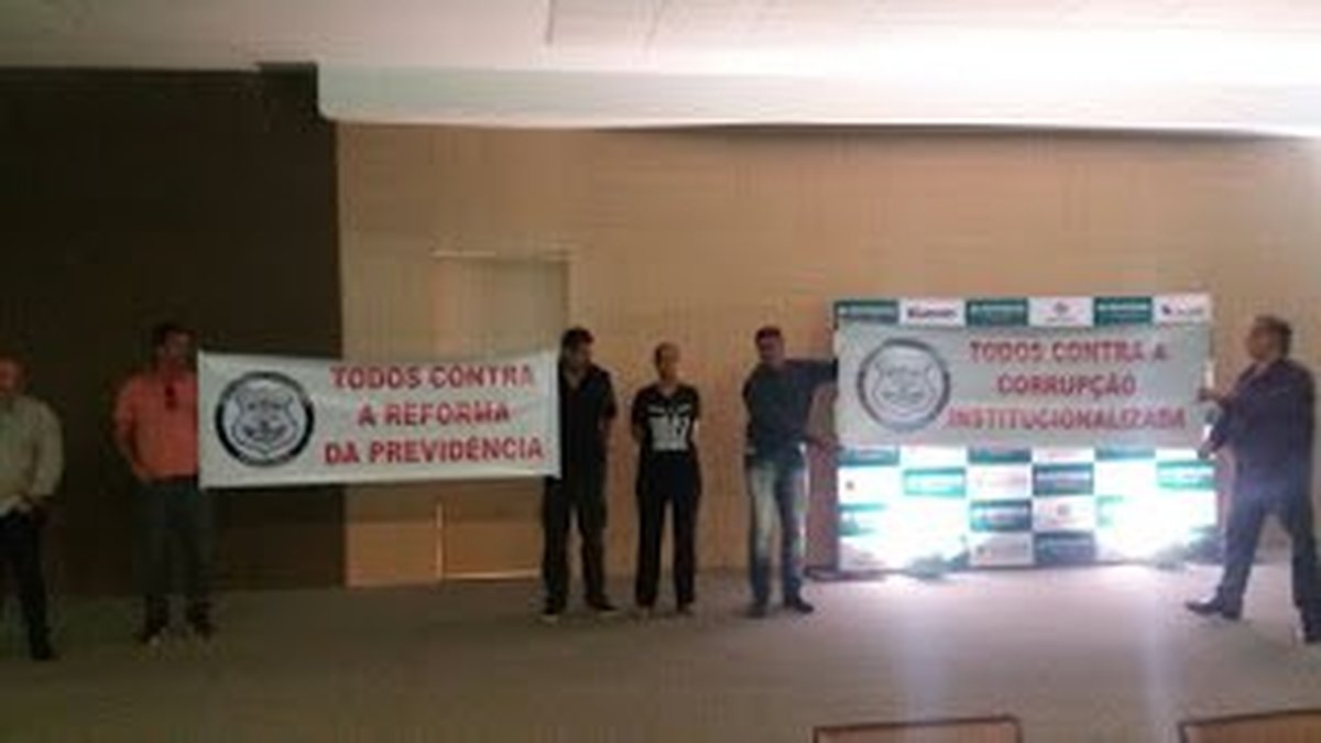Sindipol/ES faz protesto em debate sobre Reforma da Previdência