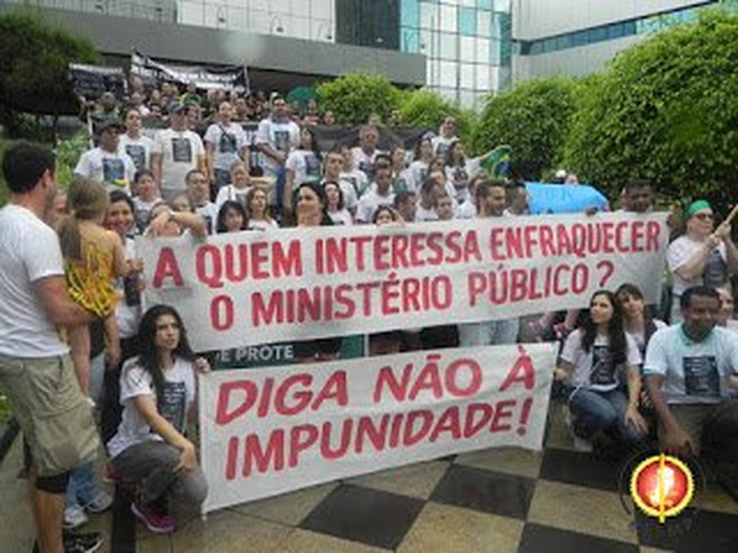 Membros do Ministério Público e da Magistratura realizam manifestação e são aplaudidos pela população na Praça do Papa