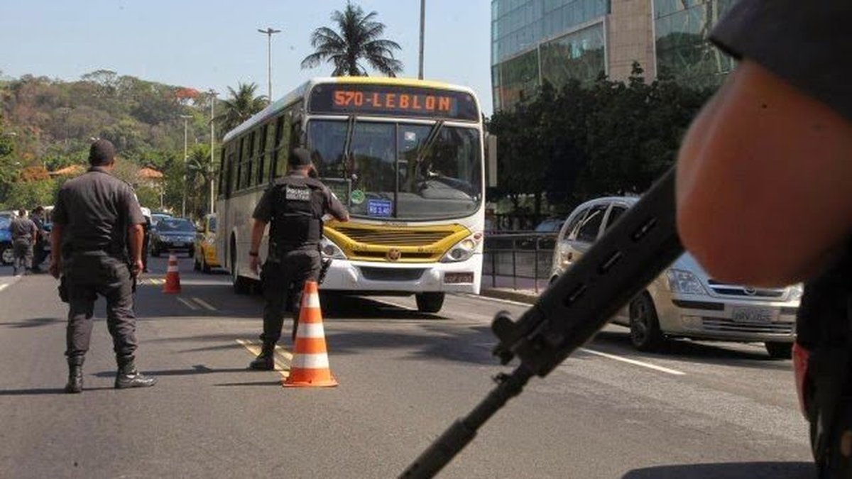 Enquanto no Espírito Santo falta até papel para a polícia fazer boletins de crimes, no Rio o Estado vai pagar gratificação a 6.439 policiais