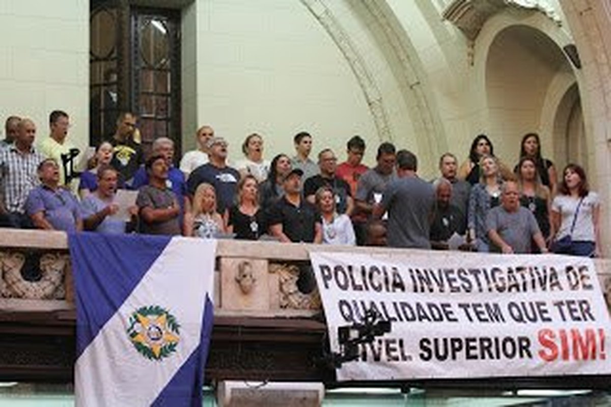 “LUTA AGORA É PELA UNIFICAÇÃO DO CARGO DE POLICIAIS EM TODO O BRASIL”, DIZ PRESIDENTE DO SINDPOL/RJ: Alerj derruba veto de Pezão e aprova lei que exige nível superior para investigador de Polícia Civi