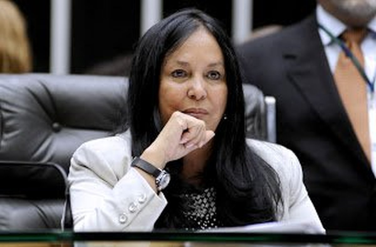 PEC APRESENTADA PELA SENADORA ROSE DE FREITAS ACABA COM O PODER DOS GOVERNADORES NA ÁREA DE SEGURANÇA PÚBLICA: Proposta transforma a PM em Polícia Militar da União e incorpora as Polícias Civis dos Es