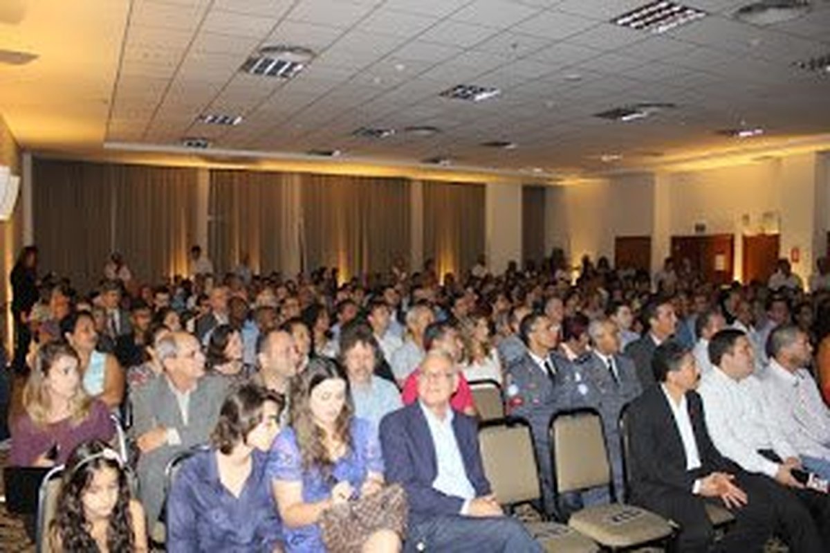 ELES NÃO VÃO DEIXAR O ‘ESTADO PRESENTE’ ACABAR: Coronéis do Alto Comando, delegados  da cúpula da Polícia Civil e lideranças dos policiais civis e militares prestigiam lançamento do livro de Renato Ca