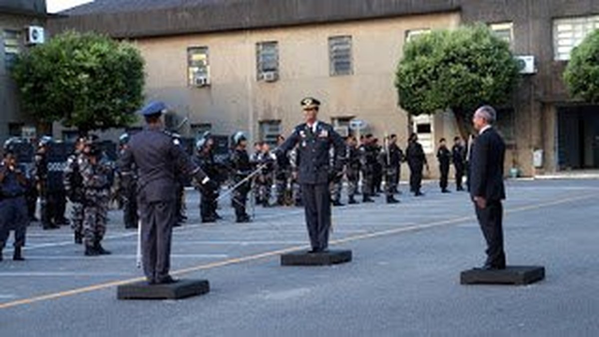 GOVERNADOR CORRIGE INJUSTIÇA E CONCEDE BENEFÍCIO TAMBÉM AOS OFICIAIS: Hartung limita para três o número de dirigentes de entidades de classe dos militares com direito a licença