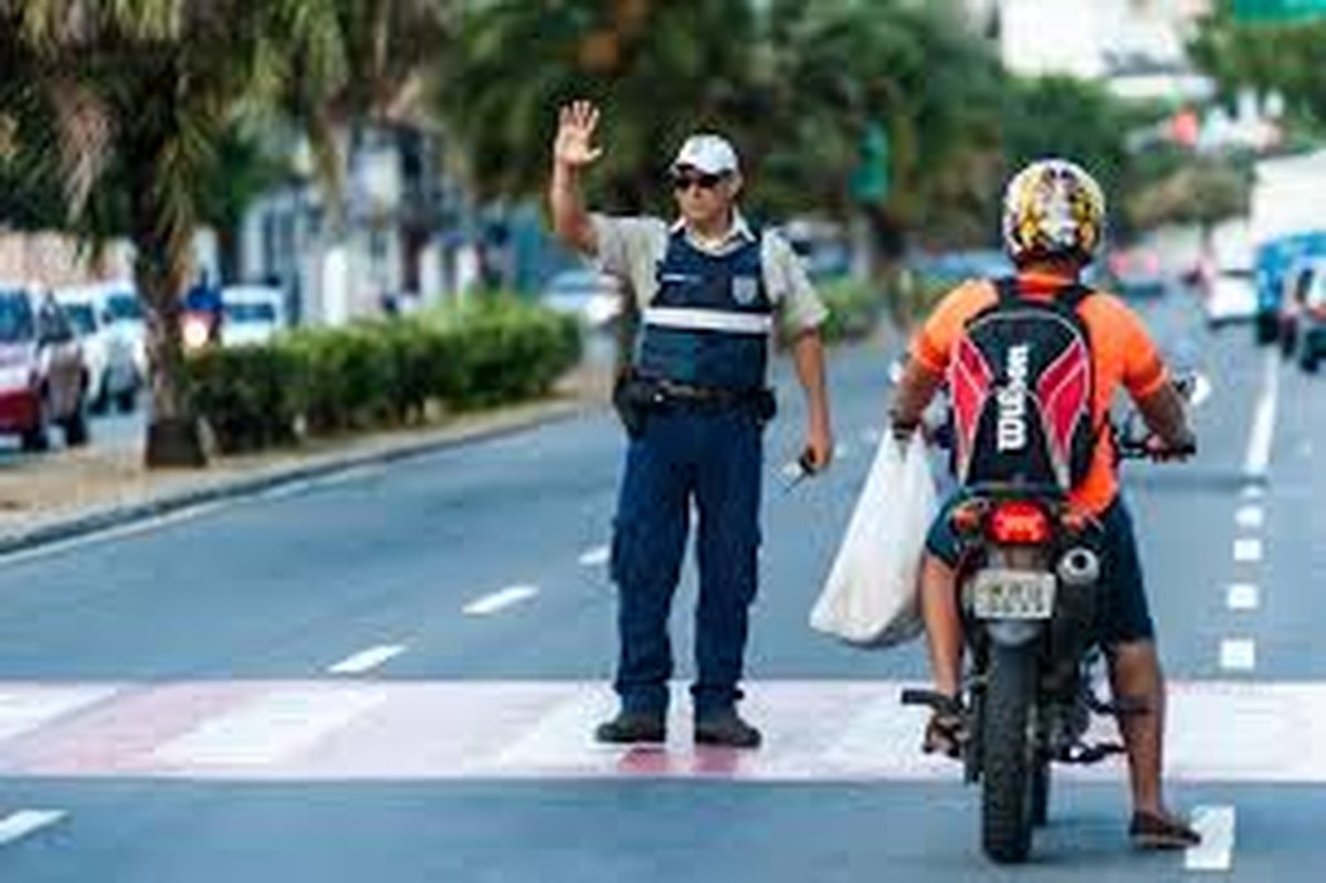 NOVO SISTEMA VAI PERMITIR AGENTES DE TRÂNSITO A IDENTIFICAR VEÍCULOS ROUBADOS: Vitória vai aposentar blocos de papel e usar Talonário Eletrônico para multar motoristas e motociclistas infratores